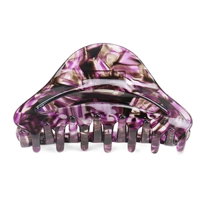 Dettaglio macro della grande pinza per capelli in acetato con marmo viola e denti robusti