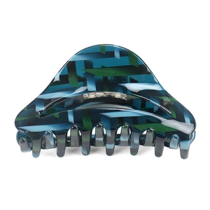 Dettaglio molletta per capelli in acetato con motivo marmorizzato blu verde