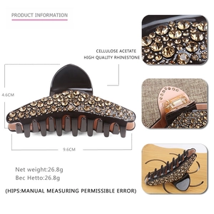 Détail d'une pince à cheveux en acétate avec strass montrant les dimensions de 9,6 cm