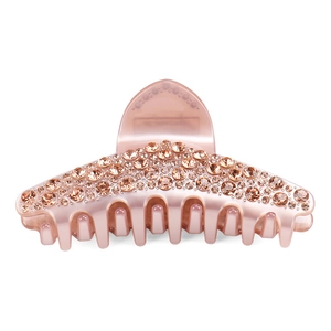 Détail d'une pince à cheveux en acétate rose avec des strass champagne brillants