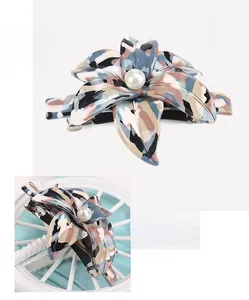 Detailed view of acetic acid flower hair clip with pearl center and 8.8x7.1cm dimensions