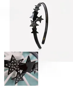 Dettaglio macro di cerchietto in acetato con stelle di strass e dimensioni esatte