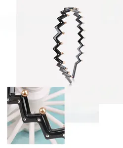 Détail macro du serre-tête ondulé en acétate avec perles, strass et données de taille
