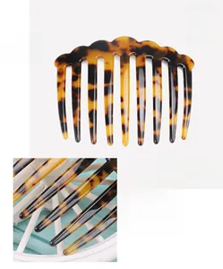 Detail view showing cellulose acetate hair comb with leopard print and size 8.0x6.4cm