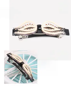 Détail d'une pince à cheveux en acétate avec strass, taille 8,5 cm par 2,9 cm