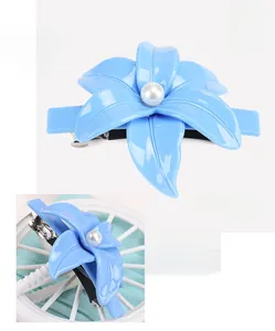 Dettaglio delle dimensioni e del materiale del fermaglio per capelli a fiore in acetato blu
