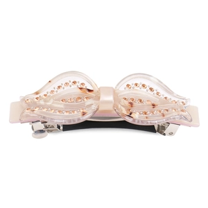 Détail de la barrette en acétate avec motif écaille de tortue et strass champagne brillants