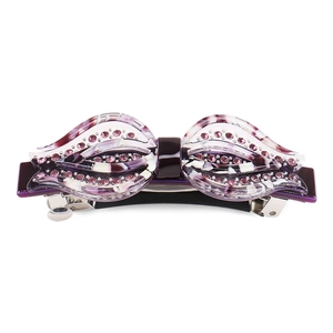 Détail d'une pince à cheveux en acétate avec strass violets et ressort métallique