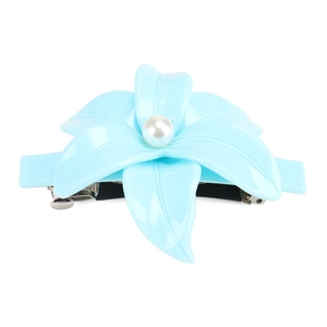 Dettaglio del fermaglio per capelli a fiore in acetato azzurro con perla e clip in metallo