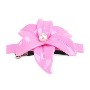 Dettaglio del fermaglio per capelli a camelia rosa con perla centrale e clip a molla in metallo