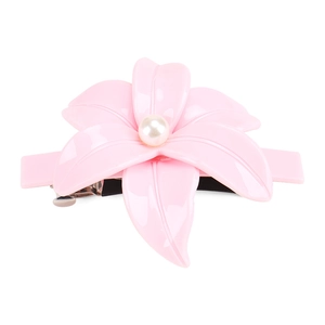 Dettaglio di un fermaglio per capelli a camelia rosa con perla bianca e molla in metallo