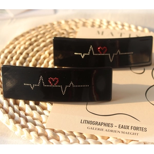 Barrette à cheveux noire en acétate avec motif cœur rouge et ECG sur tapis de paille