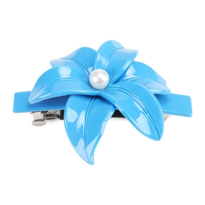 Dettaglio del fermaglio camelia blu in acetato con perla centrale e base in metallo argento