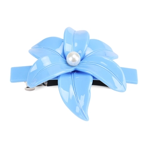 Vista dettagliata della clip per capelli a giglio azzurro in acetato con perla decorativa