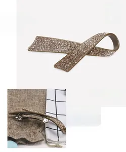 Détail d'une barrette noeud en acétate marron café ornée de strass champagne brillants
