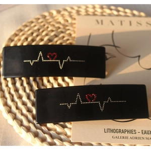 Barrette à cheveux noire avec lignes ECG dorées et cœur en strass rouges brillants