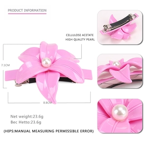 Fermaglio per capelli a camelia in acetato rosa con perla, misura 8,8 cm per 7,1 cm