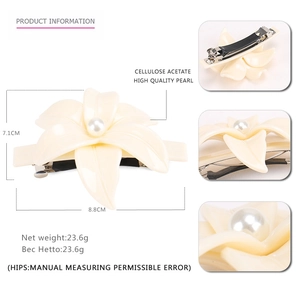 Pinza per capelli a camelia in acetato crema con perle e dimensioni di 7,1cm x 8,8cm