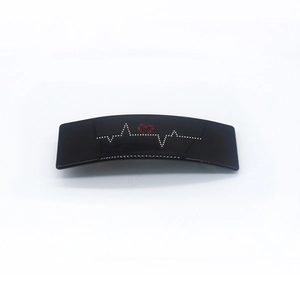 Pince à cheveux rectangulaire noire en acétate avec motif d'électrocardiogramme et cœur rouge