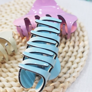 Tre pinze per capelli in acrilico in blu, rosa e beige per uno styling elegante della coda
