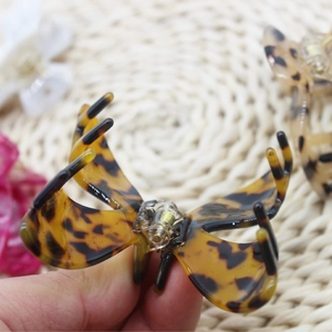 Eleganter Haarklammer mit Schmetterlingsform und Leopardenmuster mit Goldfeder