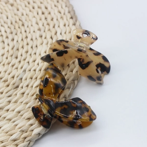 Detail von Haarklammern aus Acetat mit beigem Leoparden- und Schildpattmuster