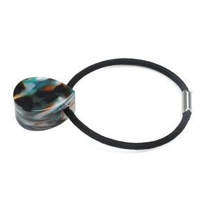 Détail du pendentif en acétate goutte d'eau avec texture marbrée sur élastique