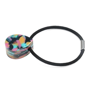 Détail de l'élastique à cheveux goutte d'eau en résine acétate avec motif tie-dye coloré
