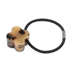 Detail of high-elasticity hair tie with tortoiseshell acetate four-leaf clover charm