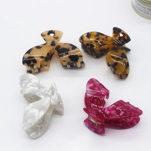 Detailansicht der Haarklammern aus Acetat mit Leoparden- und Marmormuster