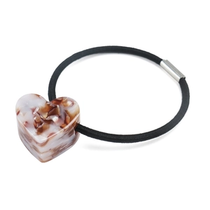 Détail d'élastique à cheveux avec pendentif cœur en acétate et cordelette flexible