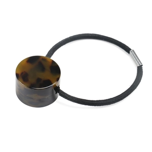 Detail of high-elasticity black hair tie with cylindrical tortoise shell resin bead