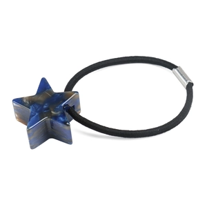 Dettaglio dell'elastico per capelli con stella marmorizzata e elastico nero forte