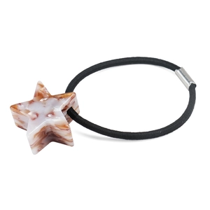Macro dell'elastico per capelli a stella in acetato con trama marmorizzata e fibbia