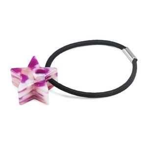 Dettaglio dell'elastico per capelli con stella in acetato marmorizzato viola e fibbia in metallo