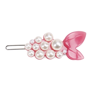 Detailansicht der rosa fischförmigen Haarspange mit Perleneinlagen und silbernem Metallclip