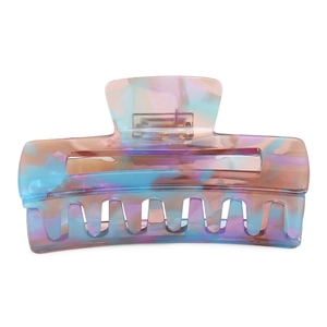 Detail einer rechteckigen Haarspange aus Acetat mit blau-rosa Marmorierungsmuster