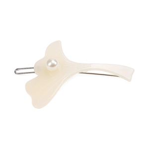 Pince à cheveux feuille de ginkgo avec perle et épingle argentée sur fond blanc neutre