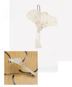 Détails de la barrette feuille de ginkgo avec perles, strass et acétate de cellulose