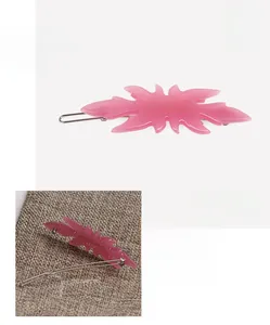 Detailansicht der rosa Flammen-Haarklammer aus Acetat mit Strass und genauen Maßen