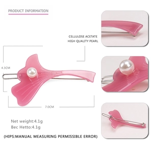 Pince à cheveux feuille de ginkgo rose en acétate avec perle blanche et ressort métal