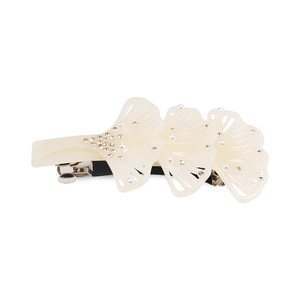 Détail d'une pince à cheveux ginkgo avec perles blanches et strass brillants de luxe