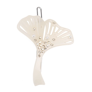 Détail d'une pince à cheveux feuille de ginkgo avec strass, perles et fermoir argenté
