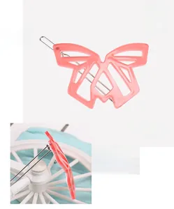 Vue détaillée de la barrette papillon évidée rose en acétate de cellulose haut de gamme