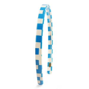 Detail view of a 1cm checkered acetate headband in blue and white with anti-slip teeth
