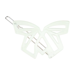 Détail d'une pince à cheveux papillon en acétate vert clair avec motifs géométriques creux