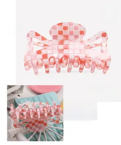 Pince à cheveux à carreaux roses montrant les dimensions 8,8x4cm et le poids de 23,1g