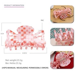 Vue détaillée de la grande pince à cheveux en PVC à damier rose avec dimensions précises