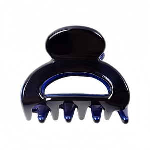Détail macro d'une mini pince à cheveux en acétate bleu foncé brillant avec découpe