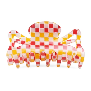 Détail du motif à carreaux rouge et jaune sur une pince à cheveux durable en PVC